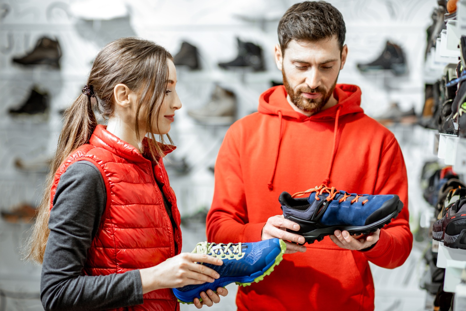 pareja viendo zapatos deportivos